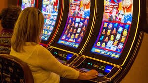 Live casino dealer table streamed in real time on betoffice